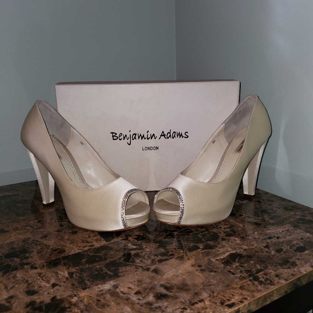 NWOT Benjamin Adam Scarlett Silk Ivory shoes